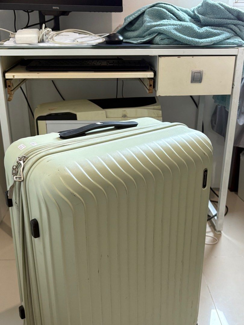 Conwood Atmos 8-Wheel Luggage Medium (Category: Luggage) located in Mandaluyong City. Submitted by markydoromal (Listing ID 1414201293, Image 2). Description: 🧳Conwood ATMOS Expandable 📏SIZE: MEDIUM PASTEL GREEN / PALE GREEN Premium / aesthetic-looking 🏋️CAPACITY: up to 25KG~ 💯CONDITION: Lightly Used (around 5 flights) 📑RFS: May nareceive bagong maleta.