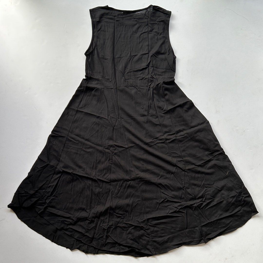 COS Black Sleeveless Dress (Category: Dresses) located in Quezon City. Submitted by glenchua (Listing ID 1414507019, Image 2). Description: MIDI KNIT DRESS Pre-loved Hardly worn Good condition Material: COTTON-POLYESTER KNIT JERSEY.