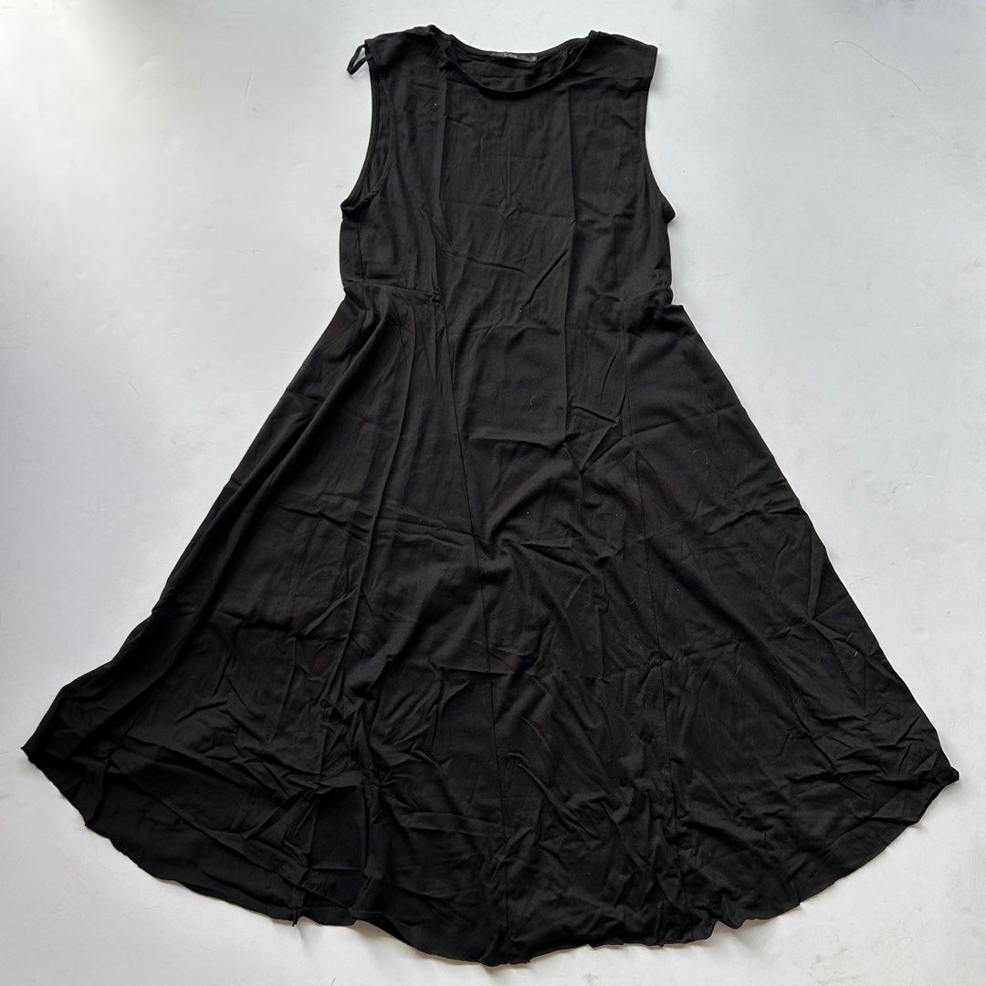 COS Black Sleeveless Dress (Category: Dresses) located in Quezon City. Submitted by glenchua (Listing ID 1414507019, Image 1). Description: MIDI KNIT DRESS Pre-loved Hardly worn Good condition Material: COTTON-POLYESTER KNIT JERSEY.
