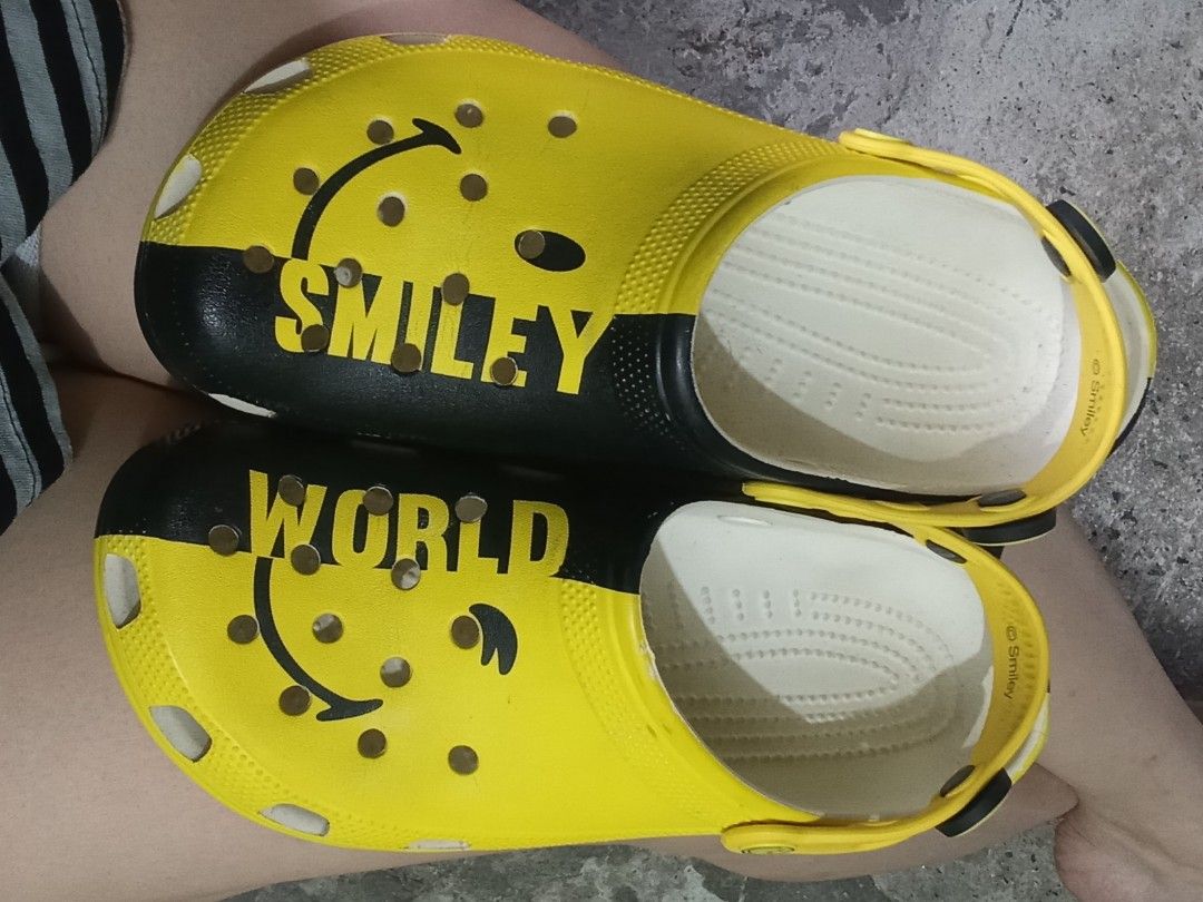 Crocs Smiley Classic Clogs M8-9 (Category: Slippers & Slides) located in Manila. Submitted by eriiicaspage (Listing ID 1414568212, Image 2). Description: PREOWNED Lightly Used Rarefinds Nowadays Authentic 💛 CROCS SMILEY CLASSIC 26-26.5CM God Condition YELLOW /BLACK M9-W11 Runs Smal ,, Fits Mens 8-9 Min Sign of Used Good Condition 9/10.