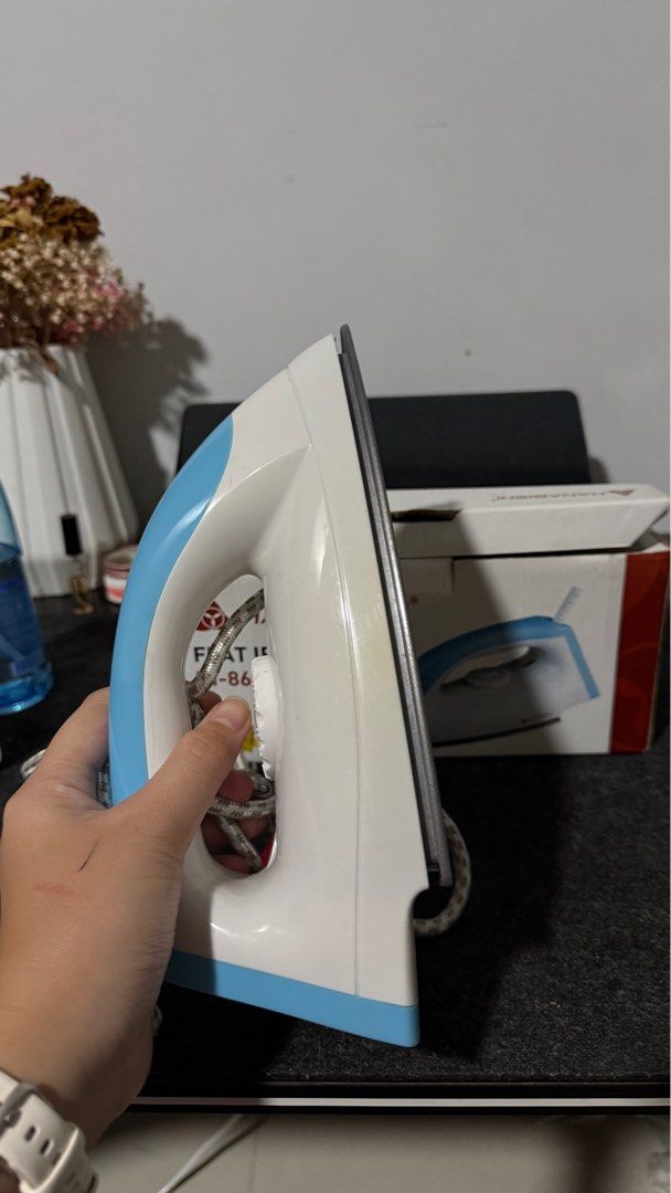 Hanabishi Flat Iron HI-86 (Category: Irons & Steamers) located in Makati City. Submitted by severusss (Listing ID 1414562948, Image 2). Description: - Hanabishi flat iron - Blue and white design - Includes original box - Temperature control dial - Power: 1000W - Voltage: 230V - issue on the last pic, dumikit bedsheet, but doesn’t affect the performance naman Rfs: got a new iron.