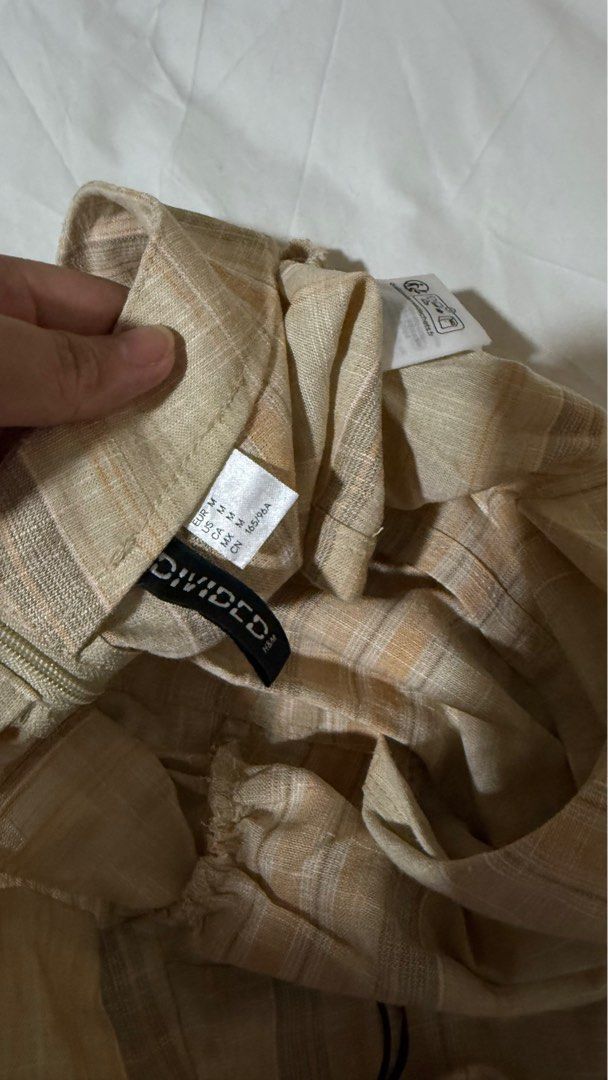H&M Divided Striped Tube Top (Category: Sleeveless) located in Makati City. Submitted by severusss (Listing ID 1414560936, Image 3). Description: - H&M Divided tube top - Beige and brown striped pattern - Ruched design - Zipper closure at the back Bought in Japan Medium on tag but fits large Rfs: malaki sa’kin im a medium so never been used .