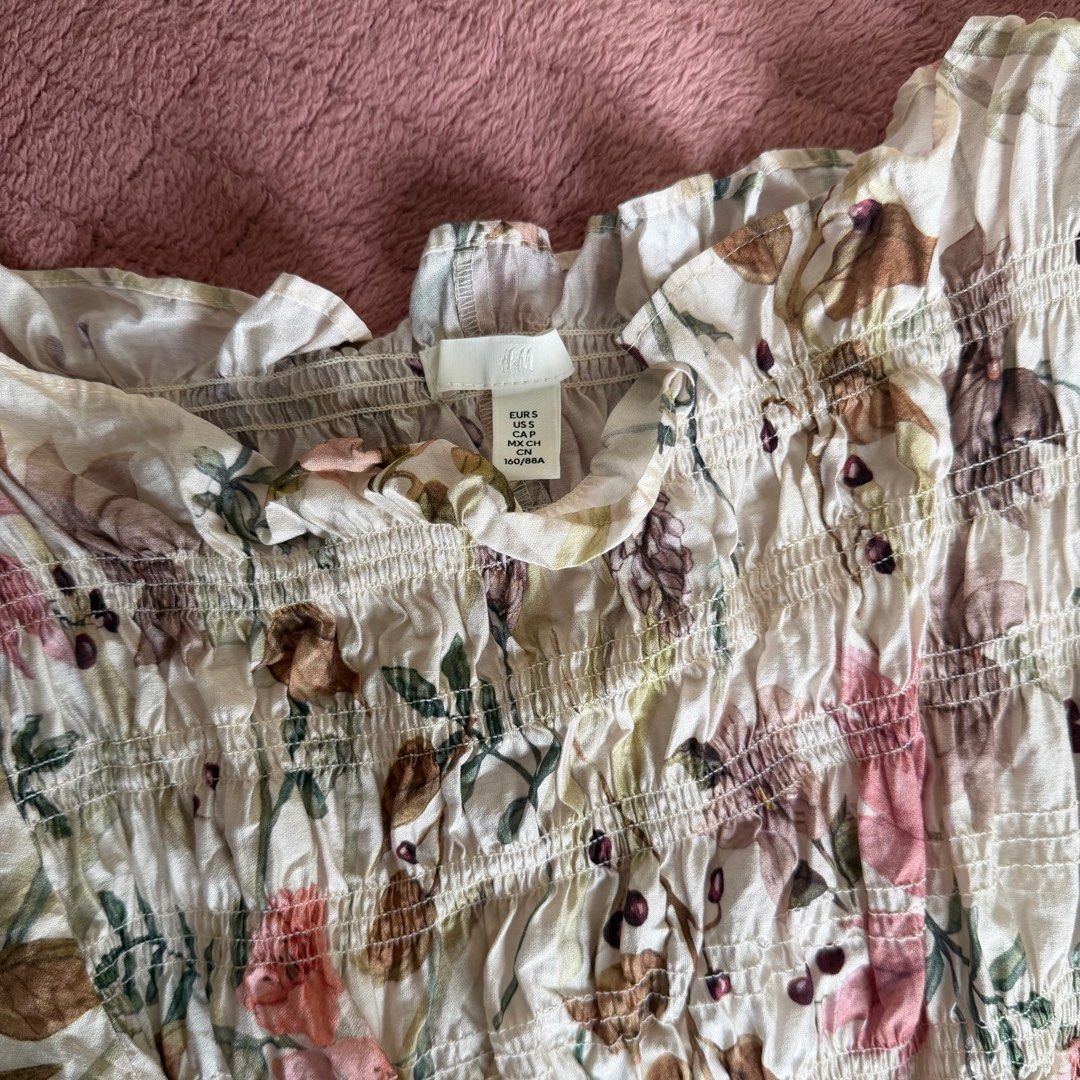 H&M Floral Smocked Top (Category: Sleeveless) located in Argao. Submitted by jowceeee (Listing ID 1414462084, Image 2). Description: - worn twice - unnoticeable stitch issue in the last photo .