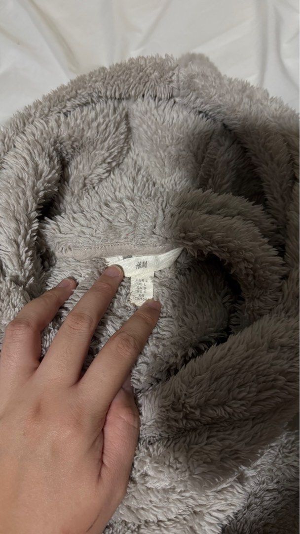 H&M Hoodie (Category: Coats, Jackets and Outerwear) located in Makati City. Submitted by severusss (Listing ID 1414550815, Image 3). Description: - H&M Teddy Bear Hoodie - Neutral grey color - Size: Large Never used only stocked Makati loc .