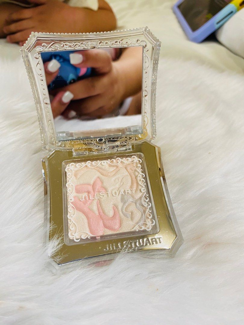 JILL STUART COMPACT POWDER (Category: Makeup) located in Pagsanjan. Submitted by lavishbyji22912 (Listing ID 1414472289, Image 1). Description: authentic brand new no box super nice see photos.