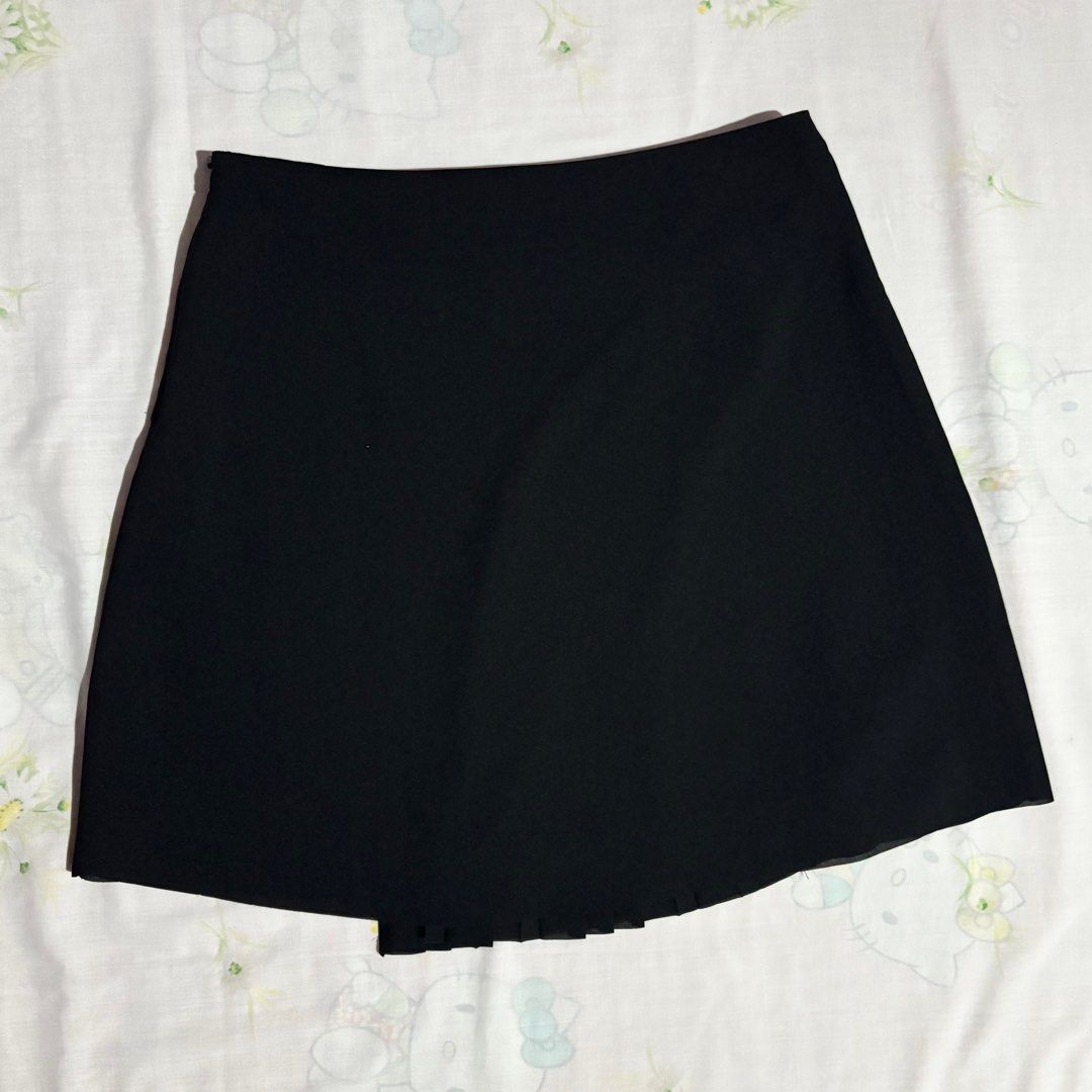 KASHIECA Pleated Skirt (Black) (Category: Skirts) located in Santa Rosa. Submitted by wthsofie (Listing ID 1414552875, Image 2). Description: Pleated front, smooth back. Size S but fits 25-28, depends if you want it to be low/high-waisted. MOP: GCash, BDO MOD: J&T, Lalamove (c/o buyer) 📌 Santa Rosa City, Laguna.