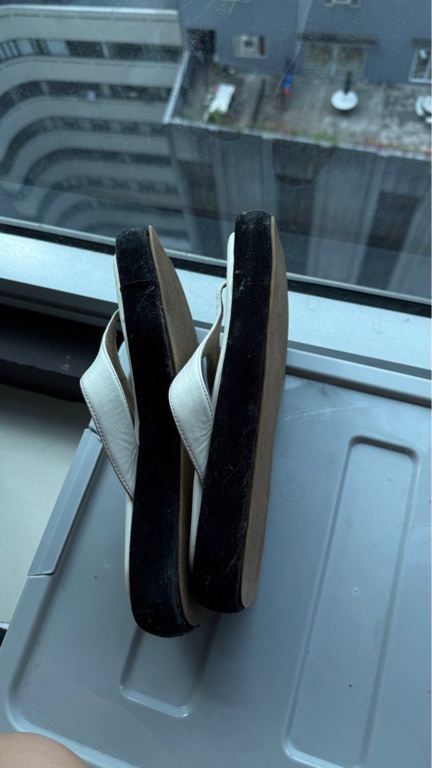 Kendra White Sandals (Category: Flats & Sandals) located in Makati City. Submitted by severusss (Listing ID 1414487546, Image 2). Description: - White Kendra sandals - Black soles - Square toe Rfs: nakatambak na lang Makati loc.