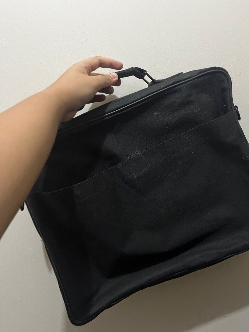 Laptop bag black fits 13”- 16” (Category: Laptop Bags & Sleeves) located in San Juan City. Submitted by amsterdamnboi11 (Listing ID 1414566189, Image 2). Description: fits 13inches up to 16inches laptop bag good as new .
