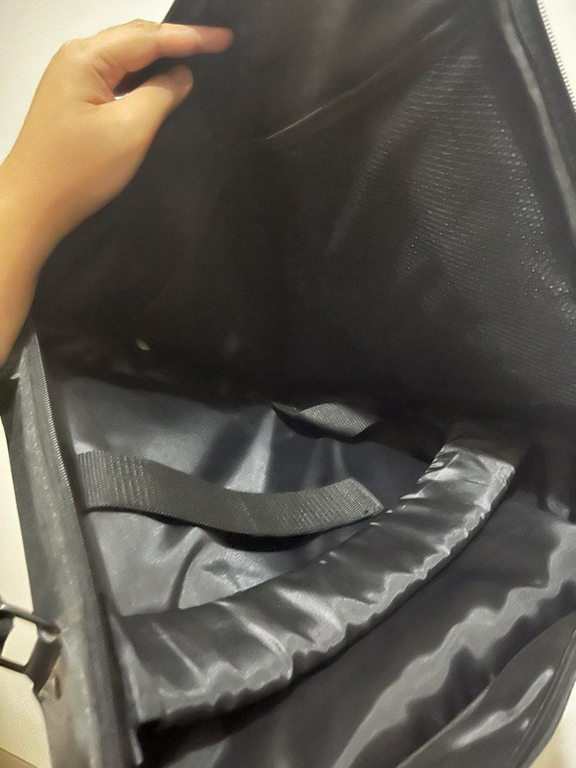 Laptop bag black fits 13”- 16” (Category: Laptop Bags & Sleeves) located in San Juan City. Submitted by amsterdamnboi11 (Listing ID 1414566189, Image 3). Description: fits 13inches up to 16inches laptop bag good as new .