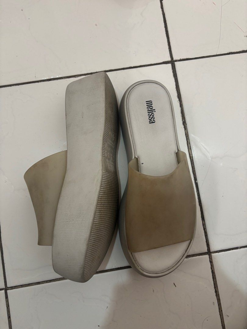 Melissa Becky US 7 (Category: Wedges) located in Marikina City. Submitted by cessyr (Listing ID 1414490236, Image 2). Description: - needs intense cleaning.