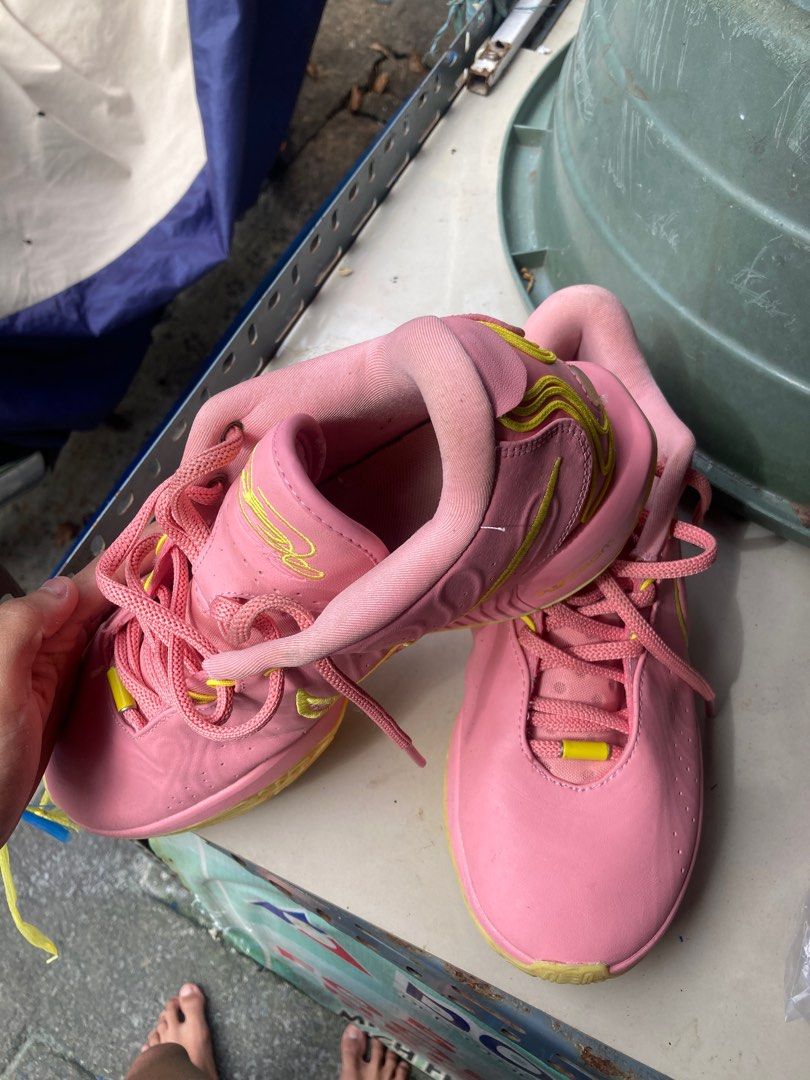 Nike Lebron 21 Low Pink Lemonade (Category: Sneakers) located in Quezon City. Submitted by sensui110 (Listing ID 1414529268, Image 2). Description: - Nike Lebron 21 Low Pink Lemonade - Pink upper with yellow accents - US size 9.5, UK 8.5, EUR 43, CM 27.5 - Handprint design on insole - Made in Vietnam No box.