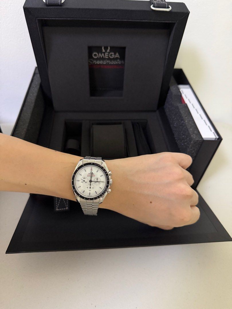 Omega Speedmaster Moonwatch White (Category: Luxury Watches) located in Quezon City. Submitted by nmimicu (Listing ID 1414559803, Image 2). Description: Omega Speedmaster Moonwatch 3861 White 2025 42mm Manual Wind Full set Price 470,000 📍San Juan City/New Manila QC .