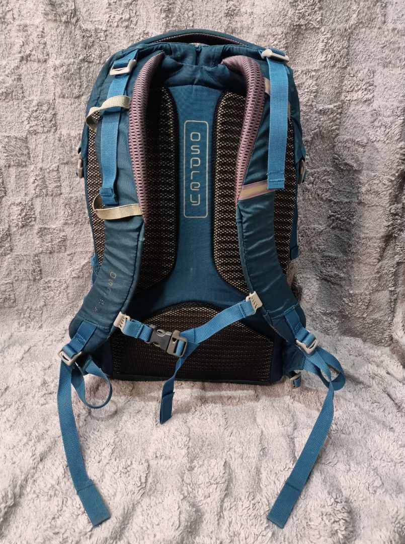 Osprey quasar backpack (Category: Backpacks) located in Asingan. Submitted by arnelpalaris8 (Listing ID 1414621475, Image 2). Description: Osprey Quasar (24/7 Series) 30L Laptop tablet storage up to 15.5 inch Verygood condition Pls check all pics Backpanel:➡️Ridged foam with mesh to improve airflow. Harness:➡️ Padded spacer mesh harness with an adjustable sternum strap featuring an emergency whistle. Organization:➡️Front panel organizer pocket fo