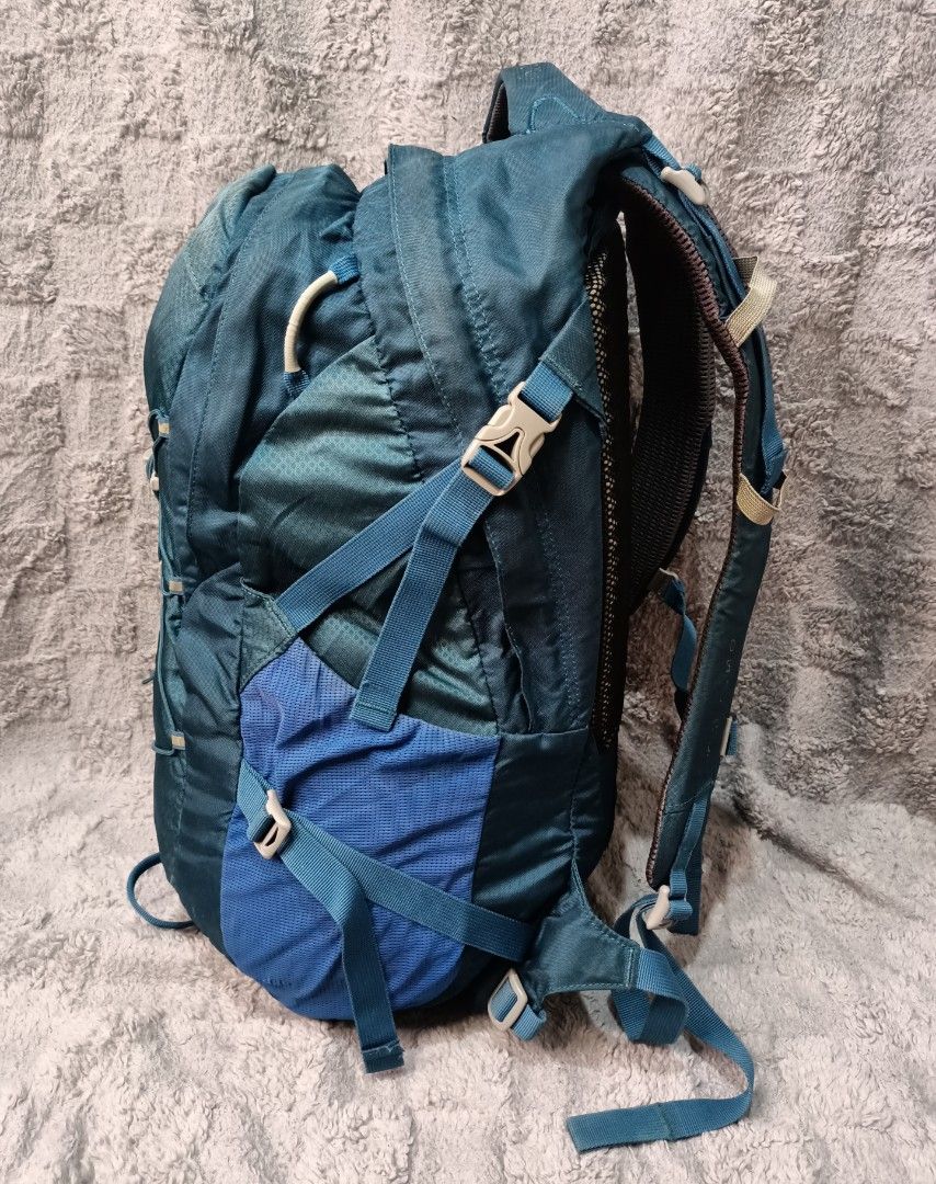 Osprey quasar backpack (Category: Backpacks) located in Asingan. Submitted by arnelpalaris8 (Listing ID 1414621475, Image 3). Description: Osprey Quasar (24/7 Series) 30L Laptop tablet storage up to 15.5 inch Verygood condition Pls check all pics Backpanel:➡️Ridged foam with mesh to improve airflow. Harness:➡️ Padded spacer mesh harness with an adjustable sternum strap featuring an emergency whistle. Organization:➡️Front panel organizer pocket fo