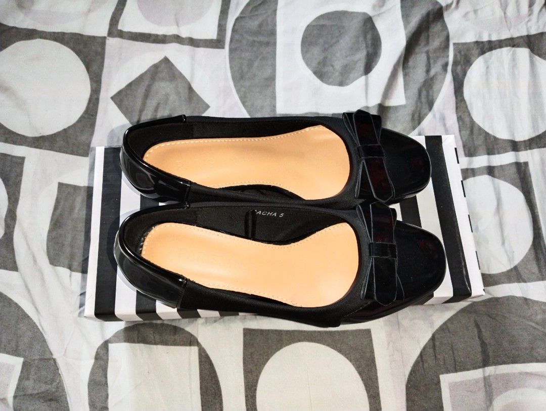Size 5 Parisian Black Shoes for School (Category: Flats & Sandals) located in Quezon City. Submitted by chad__a (Listing ID 1414523464, Image 1). Description: GOOD AS NEW! - Parisian black flats - Size 5 (if you're size 36, this will fit well; i'm 37 and it's kinda tight) - Features a bow detail - Glossy finish - Comfortable insole - Includes original box - Suitable for everyday wear and special occasions - Box with black and white stripe design.