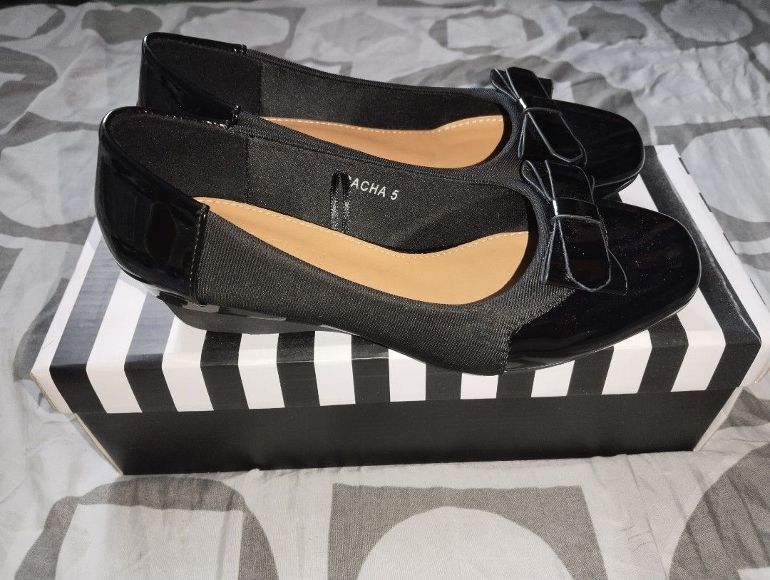 Size 5 Parisian Black Shoes for School (Category: Flats & Sandals) located in Quezon City. Submitted by chad__a (Listing ID 1414523464, Image 2). Description: GOOD AS NEW! - Parisian black flats - Size 5 (if you're size 36, this will fit well; i'm 37 and it's kinda tight) - Features a bow detail - Glossy finish - Comfortable insole - Includes original box - Suitable for everyday wear and special occasions - Box with black and white stripe design.