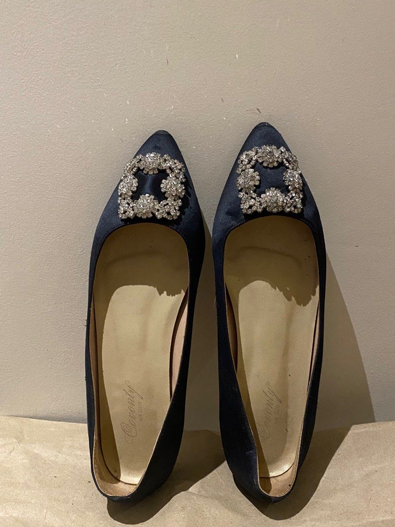 Pointed ballet flats w/rhinestone/diamonds (24cm) (Category: Flats & Sandals) located in Quezon City. Submitted by mry_lth (Listing ID 1414551885, Image 1). Description: Black satin pointed ballet flats w/rhinestone/diamond Size 24cm Classic and elegant.