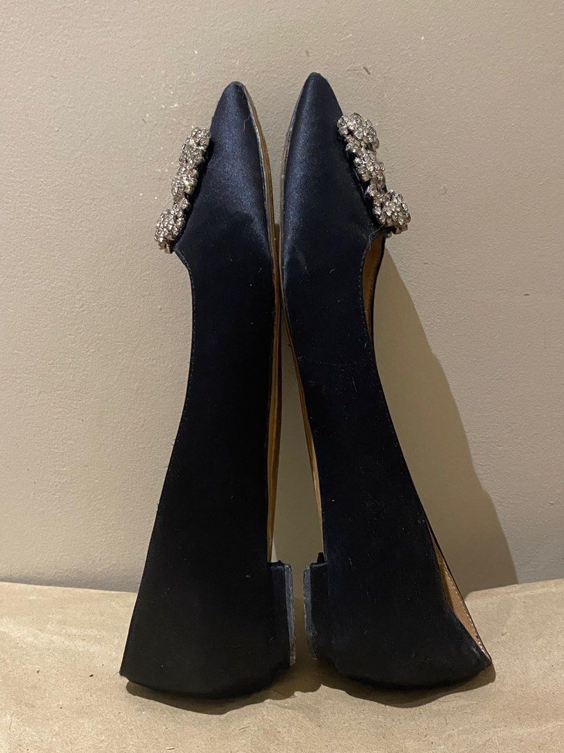 Pointed ballet flats w/rhinestone/diamonds (24cm) (Category: Flats & Sandals) located in Quezon City. Submitted by mry_lth (Listing ID 1414551885, Image 2). Description: Black satin pointed ballet flats w/rhinestone/diamond Size 24cm Classic and elegant.