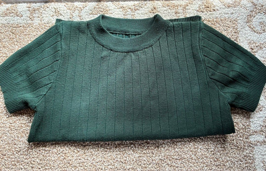 PRE LOVED Green Ribbed Knit Top (Category: Sleeveless) located in San Pedro. Submitted by __reloop__ (Listing ID 1414449585, Image 3). Description: Pre loved Fits Xs- S body frame - Green ribbed knit top - Round neckline - Short sleeves - Fitted style - Versatile for dressing up or down.
