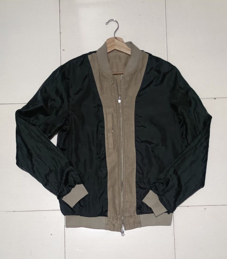 With Issue: Pre-owned Pull & Bear Suede Bomber Jacket for Men Medium (Category: Coats, Jackets and Outerwear) located in Quezon City. Submitted by theprelovedgentleman (Listing ID 1414546297, Image 2). Description: Pull & Bear Suede Bomber Jacket for Men The bomber jacket is being sold as it no longer fits due to recent weight gain. Issues: - The zipper is a bit problematic—it closes sometimes, but other times it doesn’t and isn’t smooth. - The s