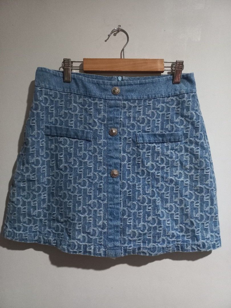 Printed denim skirt korean style (Category: Skirts) located in Cavite. Submitted by theoutbox (Listing ID 1414615586, Image 1). Description: ▪︎small to med (pm me for medida reference) ▪︎woking zipper ▪︎buttones are design only .