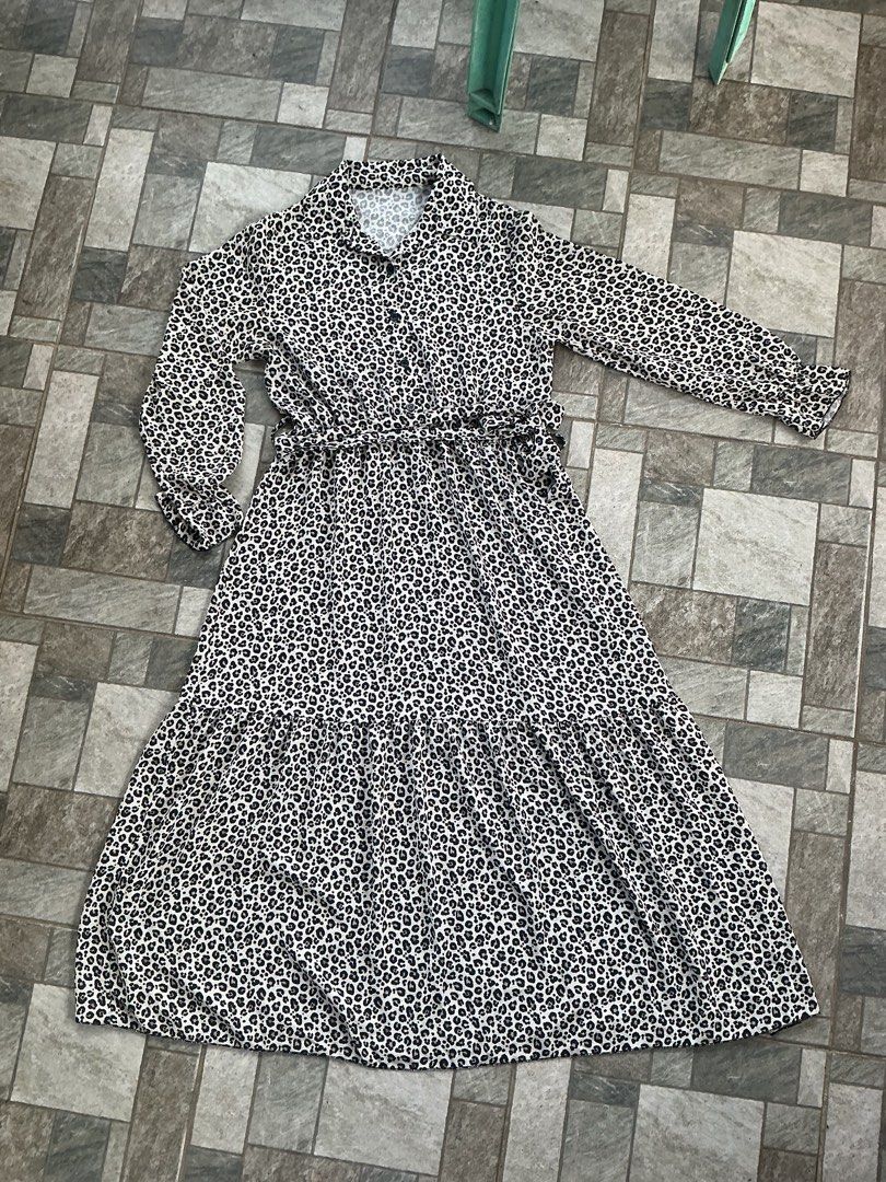 Printed Longsleeve Maxi Dress (Category: Dresses) located in Calapan. Submitted by kyowtown (Listing ID 1414559118, Image 2). Description: LAST PRICE POSTED ‼️ 💫 used once (good as new) 💫 fits to XL-XXL 💫 no when worn photo + actual photos are posted 💫 waistline: 30 inches (laid flat but when stretched till 40 inches) 💫 length: 51 inches 💫 rfs: decluttering 💫 payment: gcash.