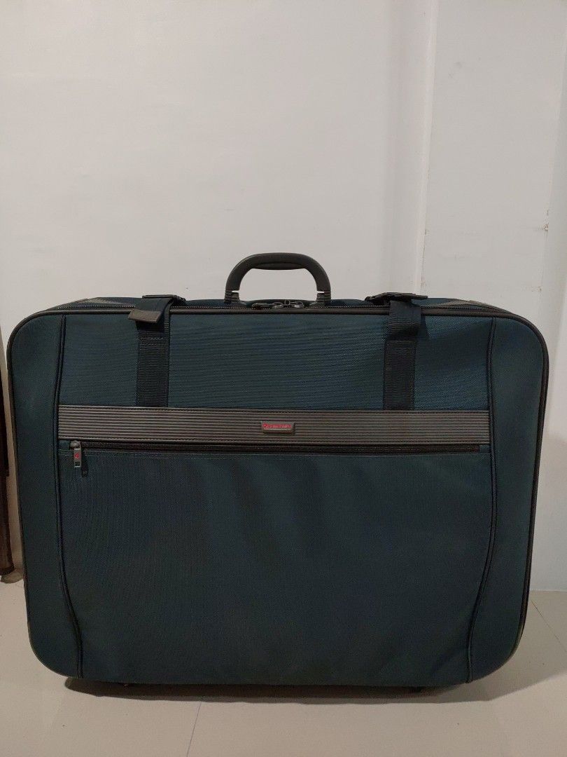 Samsonite USA XL Size Lightweight Travel Heavy Duty Hard Case Swivel Vacation Trip Vintage Trolley Luggage Bag 360 Swivel Suitcase OFW vs Maruem Echolac Tumi Sunco Delsey Japan (Category: Luggage) located in Quezon City. Submitted by king.s (Listing ID 1414584632, Image 1). Description: Samsonite USA XL Size Lightweight Travel Heavy Duty Hard Case Swivel Vacation Trip Vintage Trolley Luggage Bag 360 Swivel Suitcase OFW vs Maruem Echolac Tumi Sunc