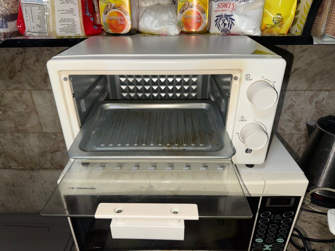 Simplus Toaster Oven (Category: Ovens & Toasters) located in Manila. Submitted by dendennnnnnn_ (Listing ID 1414489843, Image 3). Description: - White Simplus toaster oven - Temperature control: 70-230°C - Timer up to 35 minutes - Includes tray - Easy-access door.