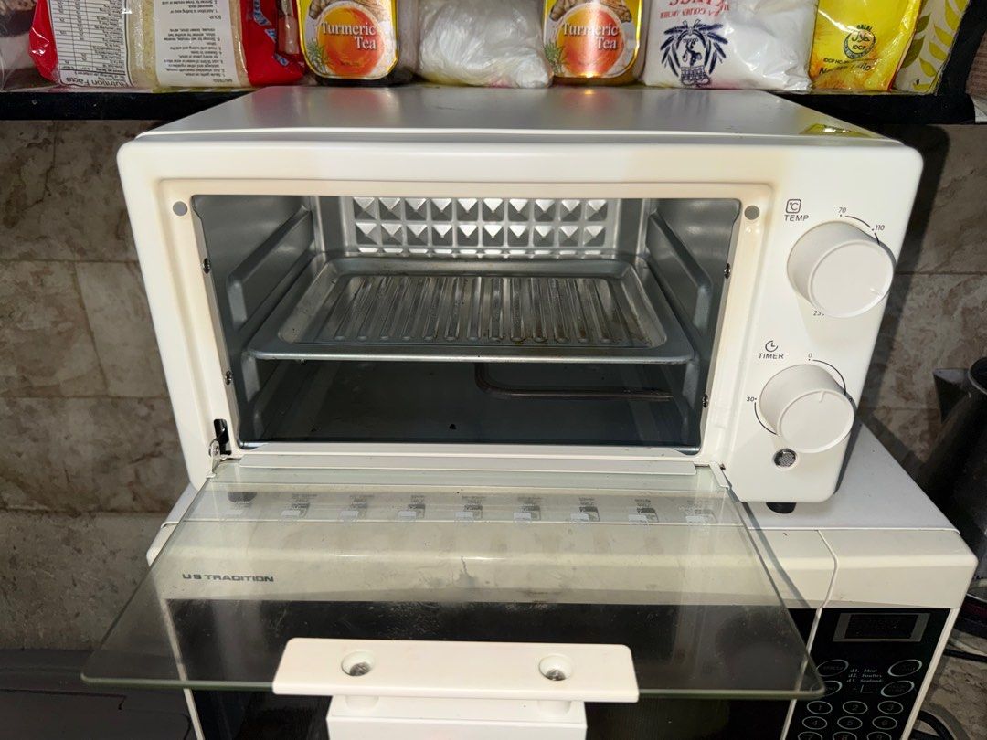 Simplus Toaster Oven (Category: Ovens & Toasters) located in Manila. Submitted by dendennnnnnn_ (Listing ID 1414489843, Image 2). Description: - White Simplus toaster oven - Temperature control: 70-230°C - Timer up to 35 minutes - Includes tray - Easy-access door.
