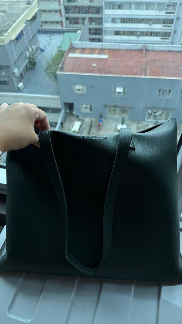 Straightforward Tote Bag (Category: Tote Bags) located in Makati City. Submitted by severusss (Listing ID 1414495323, Image 1). Description: - Straightforward tote bag - Solid green color - Magnetic snap closure - Interior pocket Issue can be seen sa pics Rfs: di na nagagamit .