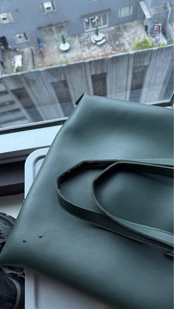 Straightforward Tote Bag (Category: Tote Bags) located in Makati City. Submitted by severusss (Listing ID 1414495323, Image 2). Description: - Straightforward tote bag - Solid green color - Magnetic snap closure - Interior pocket Issue can be seen sa pics Rfs: di na nagagamit .