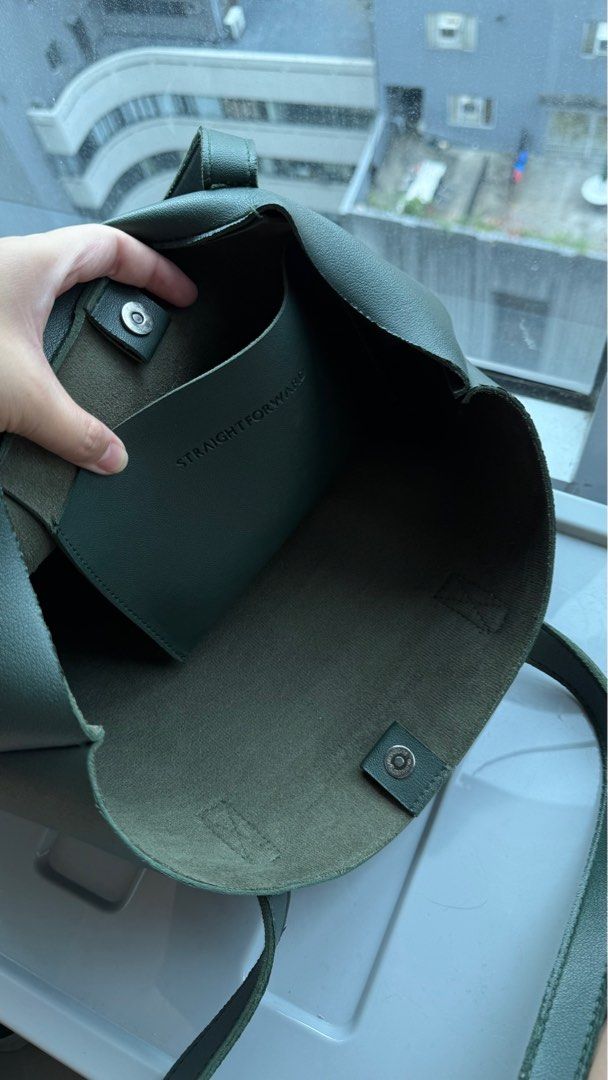Straightforward Tote Bag (Category: Tote Bags) located in Makati City. Submitted by severusss (Listing ID 1414495323, Image 3). Description: - Straightforward tote bag - Solid green color - Magnetic snap closure - Interior pocket Issue can be seen sa pics Rfs: di na nagagamit .