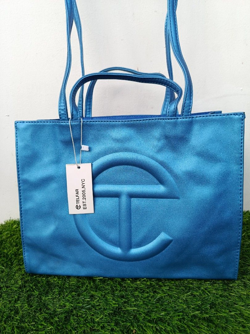 Telfar Shopping Bag Medium Blue (Category: Luxury Bags & Wallets) located in Bacolod City. Submitted by bhebisexy08 (Listing ID 1414574079, Image 2). Description: - Telfar Medium Shopping Bag - Stunning blue color - Magnetic closure - Interior zip pocket - Includes shoulder straps and top handles - Telfar logo on front - Comes with original tag.