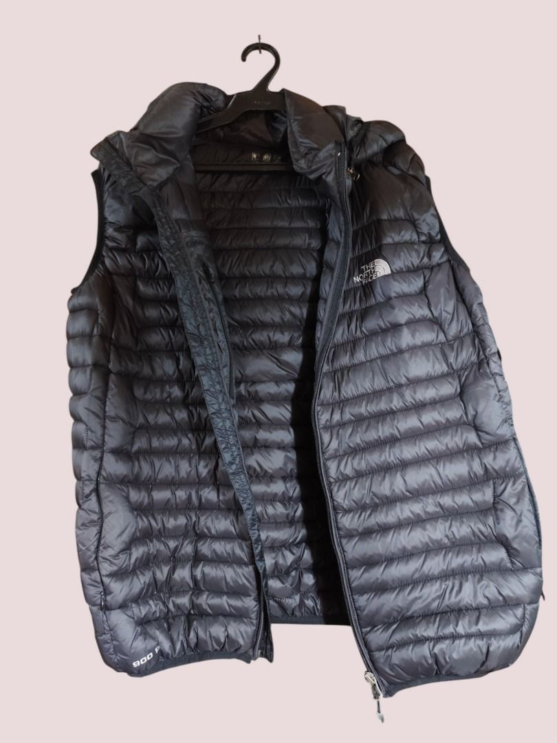 The North Face 800 Fill Down Vest (Category: Vests) located in Mandaluyong City. Submitted by msdeclutterfinds (Listing ID 1414558350, Image 1). Description: - The North Face down vest. - Color: Black - Features a hood. - Full-length zipper. - The North Face logo on chest. - 800 fill power. - Well-padded for warmth. - Ideal for cold weather..
