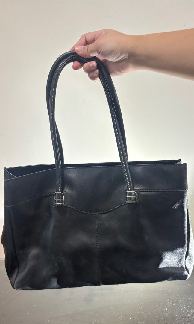 Tod's Black Leather Tote Bag (Category: Luxury Bags & Wallets) located in Quezon City. Submitted by prelovedbyafg (Listing ID 1414589591, Image 2). Description: PRICE IS NEGOTIABLE ** does not have feet hardware support Tod's black leather tote bag .