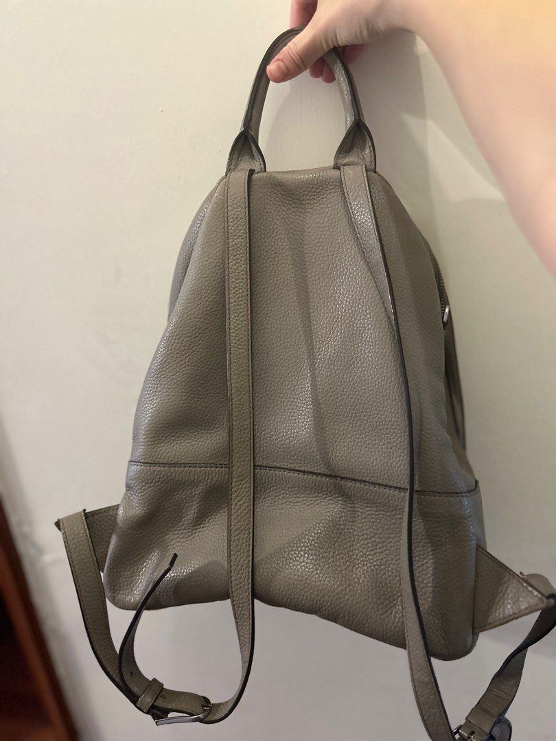 Tory Burch Backpack （分類：背囊）位於 Hong Kong。 由 bears12 提交（商品編號 1414491282，圖片 4）。簡介： Tory Burch backpack 淺灰皮色背包 新舊如圖 非誠勿擾。