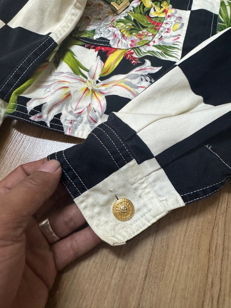 Versace Jacket (Category: Coats, Jackets and Outerwear) located in Klang. Submitted by houseofgrailed (Listing ID 1414535933, Image 2). Description: 9/10 P17 L17 ats.