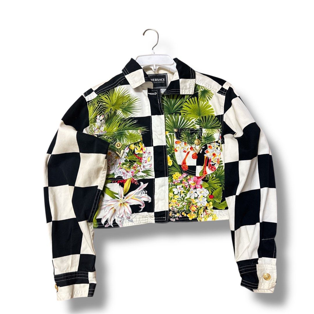 Versace Jacket (Category: Coats, Jackets and Outerwear) located in Klang. Submitted by houseofgrailed (Listing ID 1414535933, Image 1). Description: 9/10 P17 L17 ats.