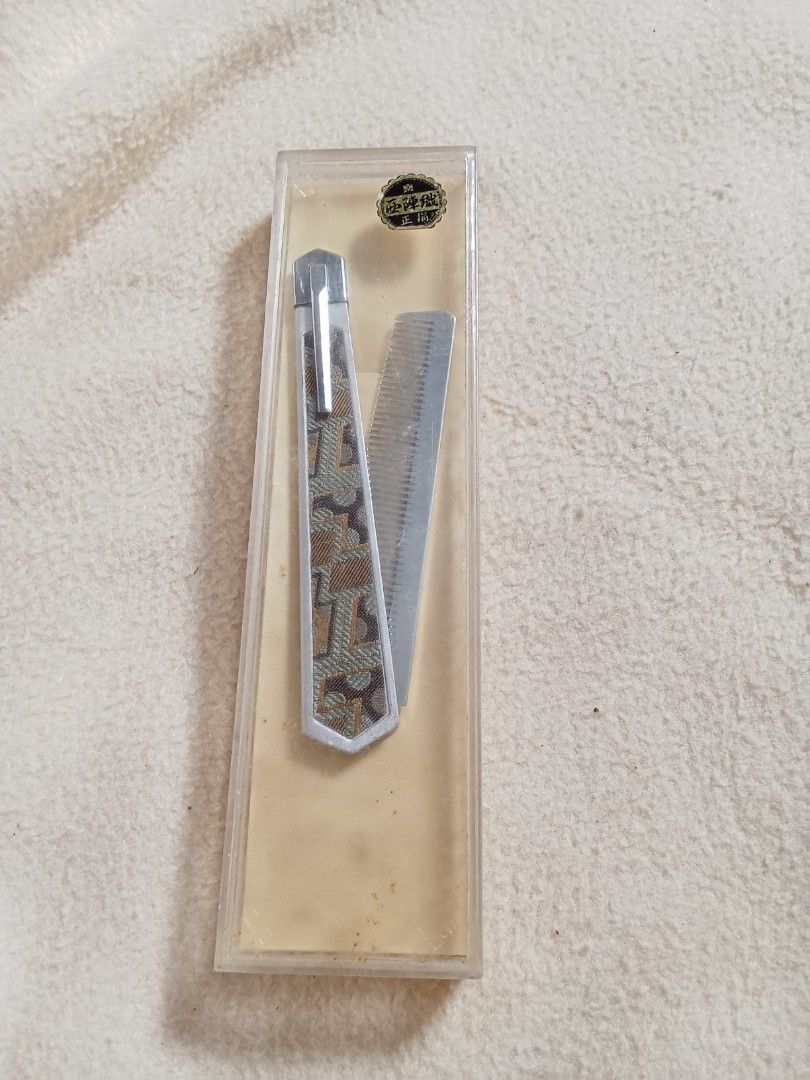 Vintage Folding Comb (Category: Makeup) located in Bocaue. Submitted by marajapansurplus (Listing ID 1414460671, Image 1). Description: - Vintage folding comb - Patterned handle - Silver comb - Folds for compact storage - Includes original clear plastic case Japan sourced item Selling As it is Gcash payment +shipping fee No refund / No return or Exchange Shipping via J &T courier Delivery via Lalamove Happy Shopping .