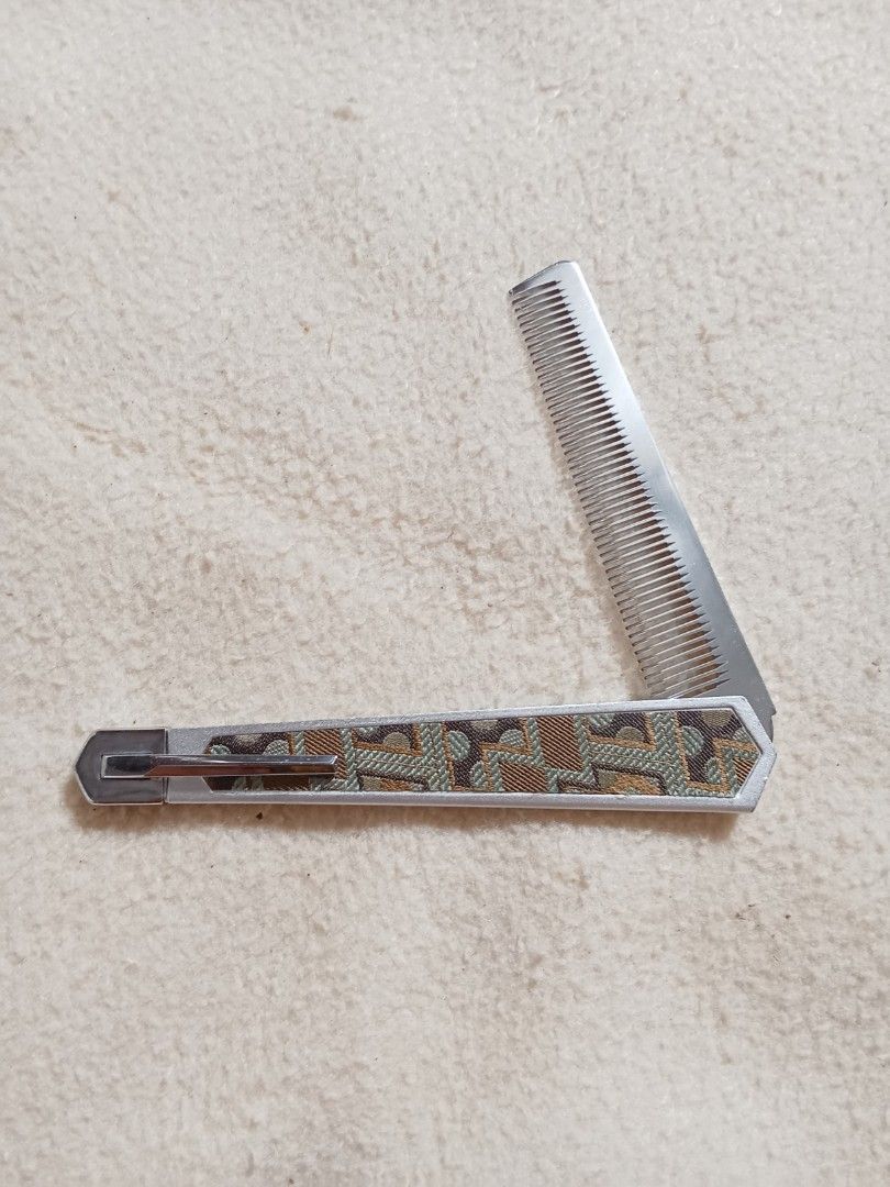 Vintage Folding Comb (Category: Makeup) located in Bocaue. Submitted by marajapansurplus (Listing ID 1414460671, Image 2). Description: - Vintage folding comb - Patterned handle - Silver comb - Folds for compact storage - Includes original clear plastic case Japan sourced item Selling As it is Gcash payment +shipping fee No refund / No return or Exchange Shipping via J &T courier Delivery via Lalamove Happy Shopping .