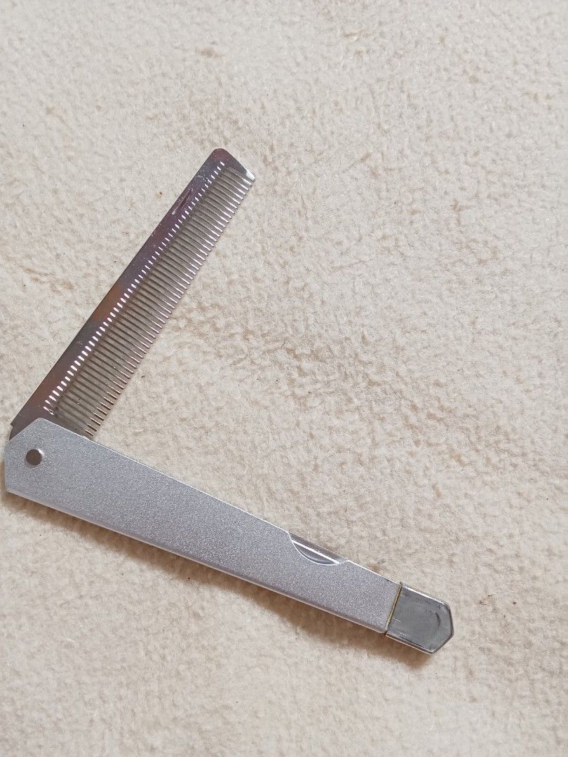 Vintage Folding Comb (Category: Makeup) located in Bocaue. Submitted by marajapansurplus (Listing ID 1414460671, Image 3). Description: - Vintage folding comb - Patterned handle - Silver comb - Folds for compact storage - Includes original clear plastic case Japan sourced item Selling As it is Gcash payment +shipping fee No refund / No return or Exchange Shipping via J &T courier Delivery via Lalamove Happy Shopping .