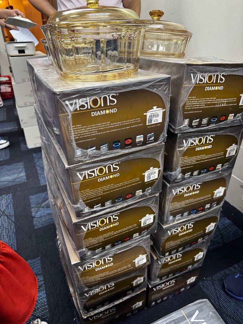 Visions Cookpot (Category: Cookware & Accessories) located in Quezon City. Submitted by iamjeez (Listing ID 1414450454, Image 3). Description: 3.5L Covered Cookpot Mall Price 7500 down to 2500 *after magluto ready to served at the table. No need to transfer* 🫶😁 tipid sa hugasin .