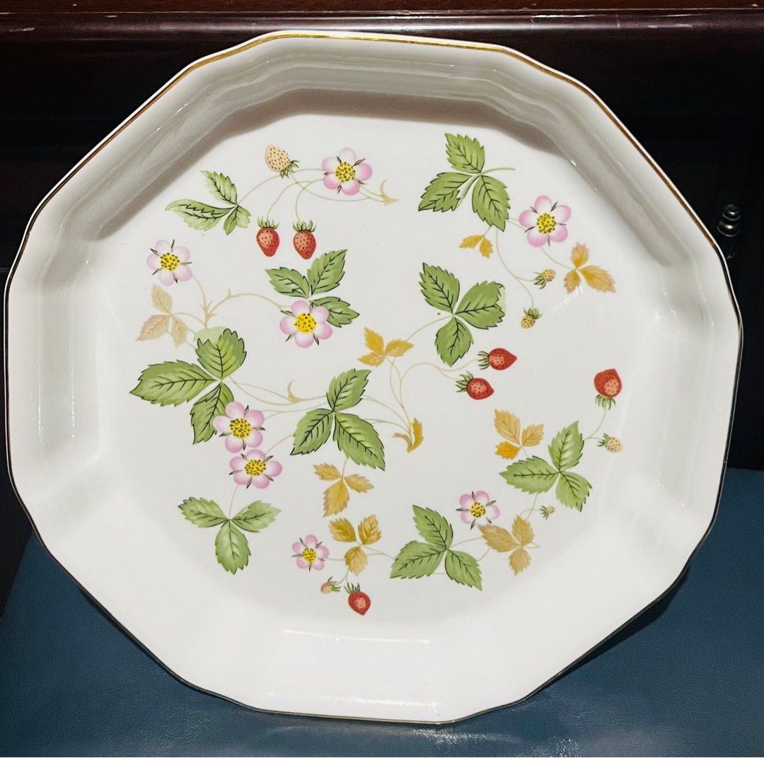 wedgwood wild strawberry serving (Category: Dinnerware & Cutlery) located in Pasig City. Submitted by happydolphin-b943 (Listing ID 1414495424, Image 1). Description: .