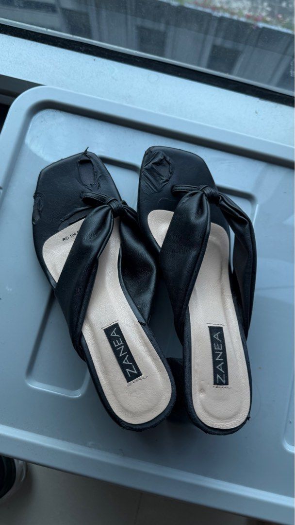Zanea Black Sandals Size 10 (Category: Flats & Sandals) located in Makati City. Submitted by severusss (Listing ID 1414486951, Image 1). Description: - Black Zanea sandals - Size 10 - Square toe design - Bow detail - Block heel - Signs of wear on soles Hindi ko masiyado nagamit kasi nabakbak agad yung leather parang 3x ko lang nagamit.