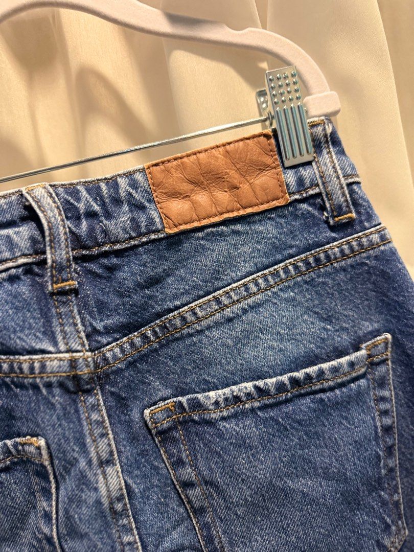 Zara High waist Mom Jeans (Category: Jeans) located in Makati City. Submitted by victoriatrishaa (Listing ID 1414577372, Image 3). Description: Length: 37” Waist: 12”.