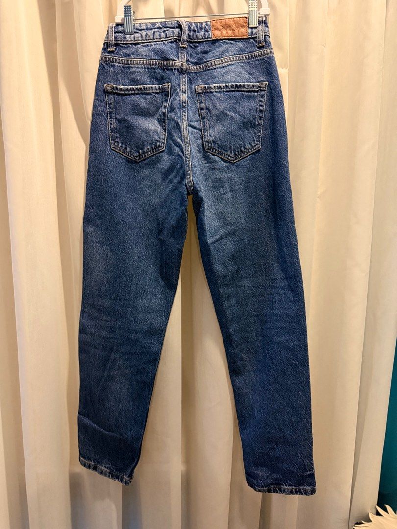 Zara High waist Mom Jeans (Category: Jeans) located in Makati City. Submitted by victoriatrishaa (Listing ID 1414577372, Image 2). Description: Length: 37” Waist: 12”.