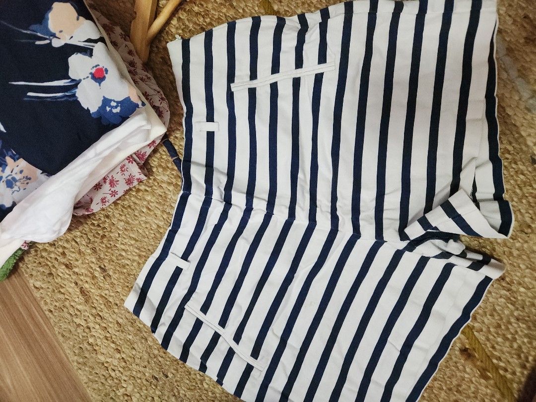 Zara Striped Shorts (Category: Shorts) located in Makati City. Submitted by abbydeclutters (Listing ID 1414497851, Image 2). Description: - Zara Basic striped shorts - Size: L on tag but can fit medium too - Color: White and navy blue stripes Rfs: i don't use this anymore. Note: manage expectations cos its heavily used.