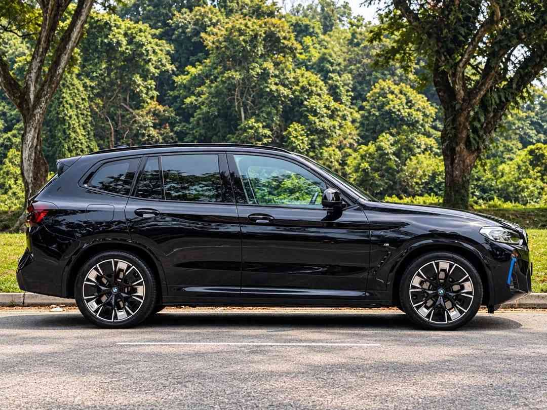 BMW iX3 Electric M Sport Impressive 80 kWh (A) (Category: Used Cars) located in Singapore. Submitted by signaturemotors (Listing ID 1466196689, Image 3). Description: Showroom: 237 ALEXANDRA ROAD 237 Alexandra Road #02-04 Singapore 159929 1 Owner! Full Agent Maintained! Still Under Agent Warranty For 5 Years Or 200,000Km. 6 Years Free Servicing. 8 Year EV Battery Warranty From Reg Date! Extremely Well Maintained And In Pristine Condition! High Tr