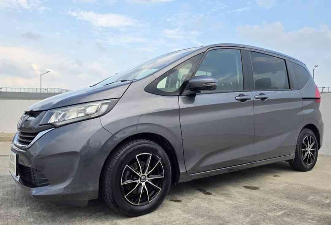 Honda Freed 1.5 G (A) (Category: Used Cars) located in Singapore. Submitted by motoruniverse (Listing ID 1454220000, Image 3). Description: Showroom: CARRO CENTER 60 JALAN LAM HUAT #04-37/38 CARRO CENTER Singapore 737869 1 owner only, beautiful condition unit, well maintained by owner and kept in excellent running condition, highly fuel-efficient, smooth engine and gearbox with no repairs required, 100% loan approval! 100% in house loan and bank 