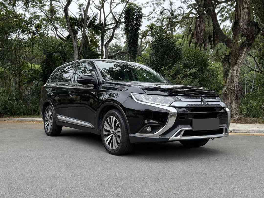 Mitsubishi Outlander 2.0 CVT Classic 7-Seater (A) (Category: Used Cars) located in Singapore. Submitted by carousell_certified_partners (Listing ID 1462584596, Image 1). Description: 1 owner unit, Comes with 1 year comprehensive warranty coverage! Popular 7 seater with good cabin space and fuel economy! Stunning black exterior paired with neat black seats interior! View with high expectations! All trade-ins are welcomed. Flexible viewing hours an